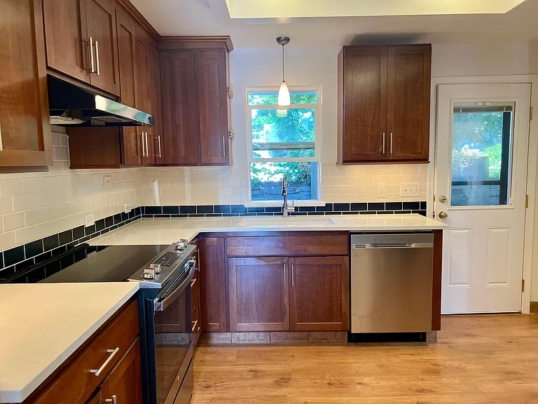1008 Icel Ct NE — Photo 8