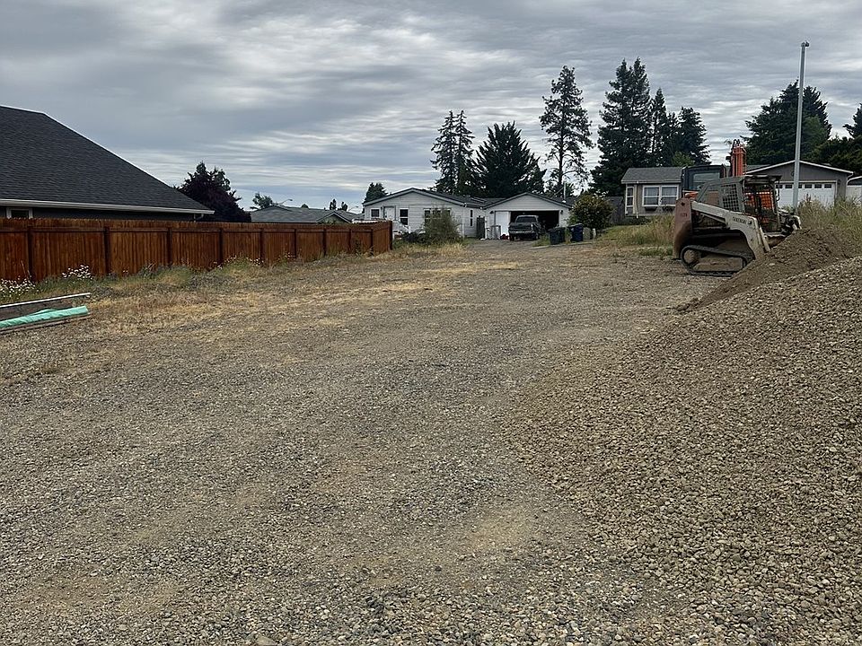 2nd image of 658 Boulder Loop
