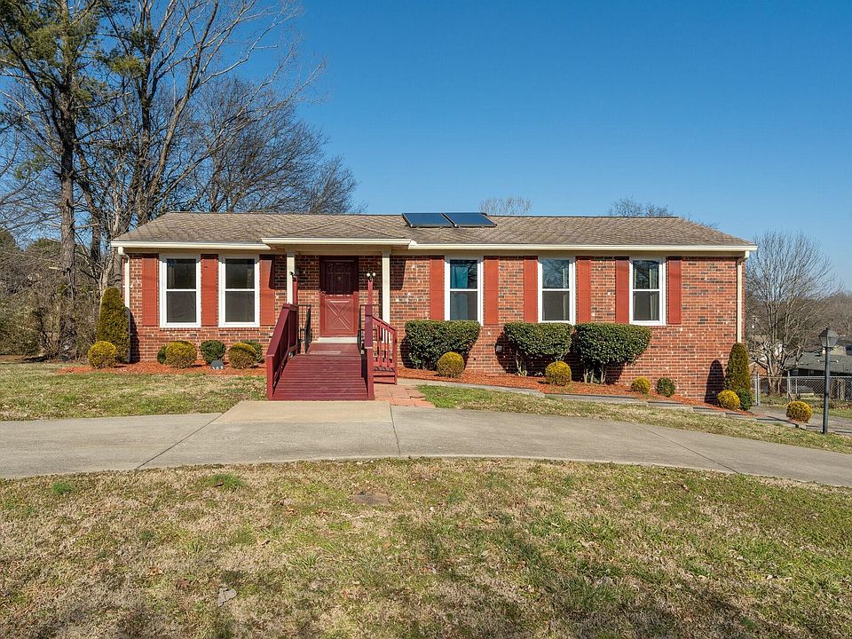 Front of house w/ U-shaped driveway