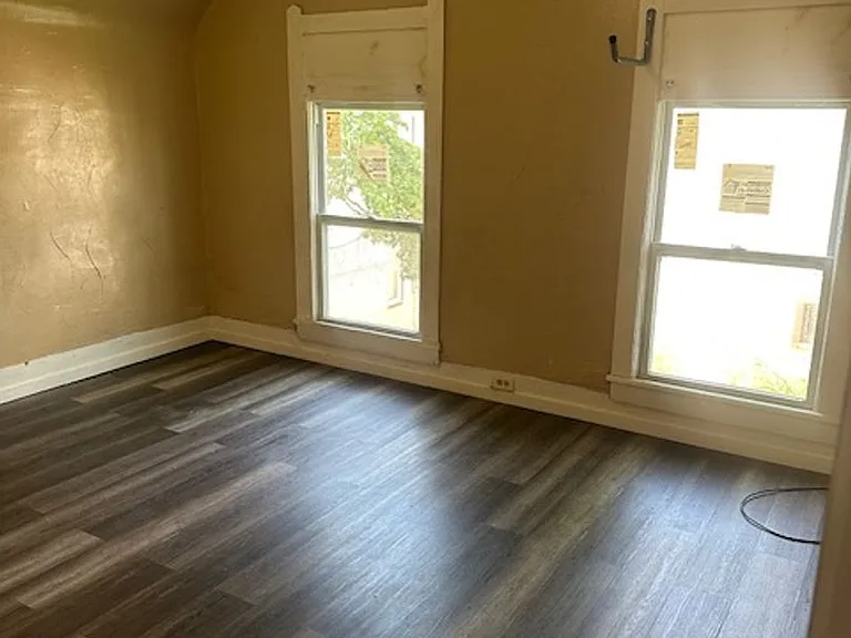 8000 Townsend Ave — Photo 2