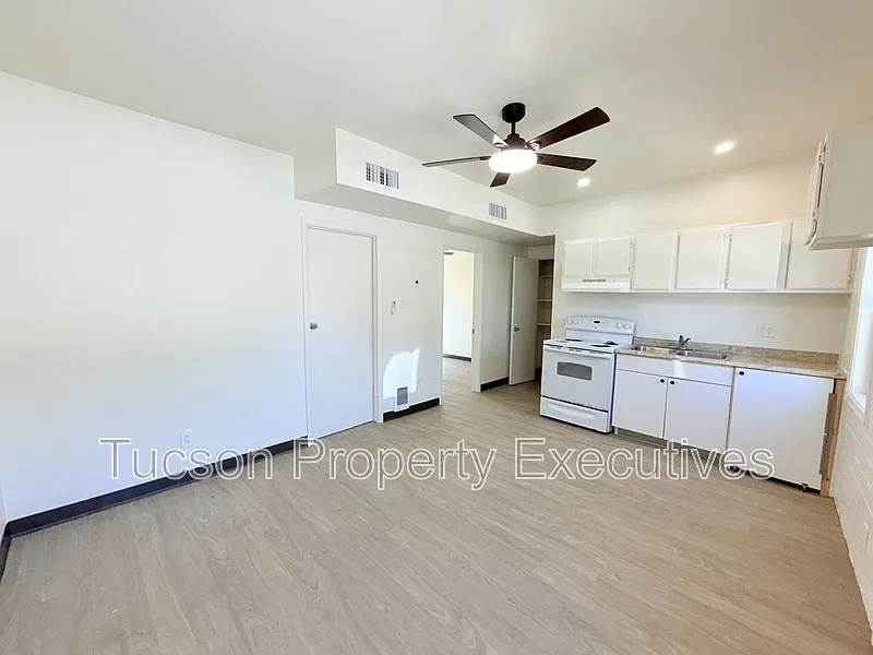 Building Photo - 2411 S 6th Ave #15