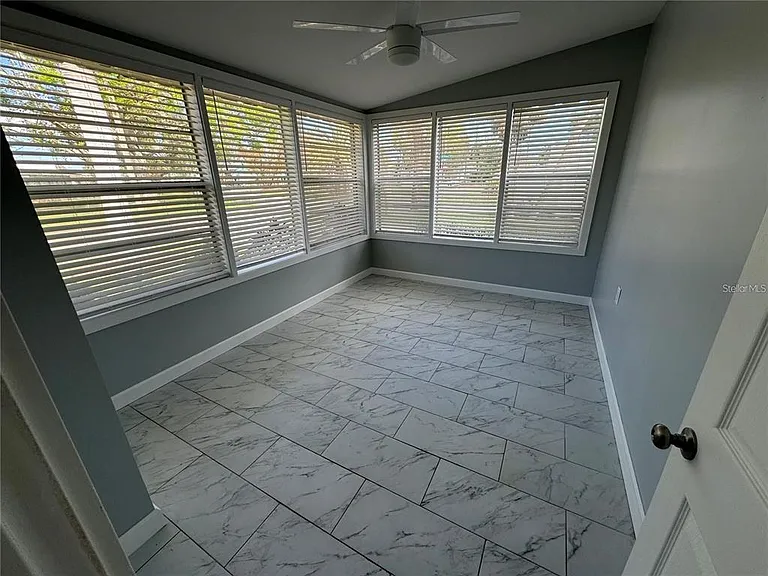 301 W Colonia Ln — Photo 8