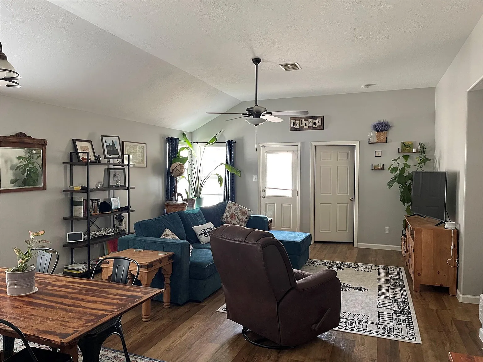3 bed, 2.0 bath, 1433 sqft, $1,750 — Photo 2