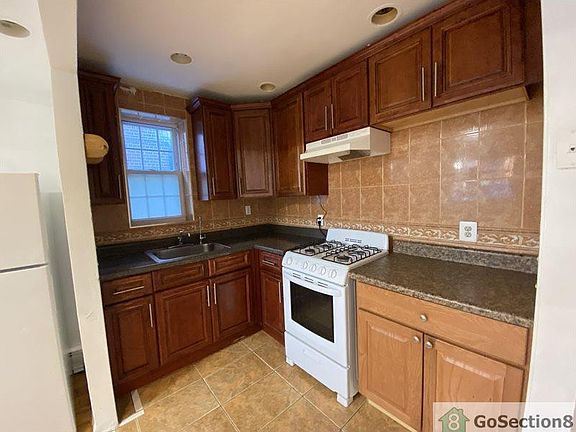 2nd image of 1347 Saint Lawrence Ave APT 1