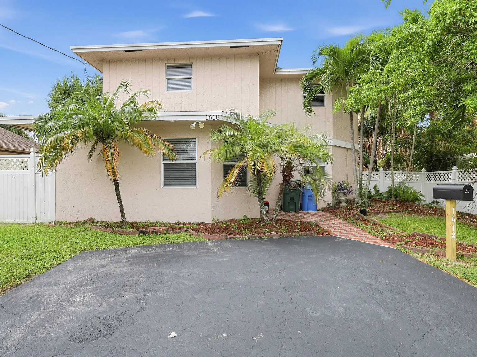 3 bed, 1233 sqft, $3,047 — Photo 1