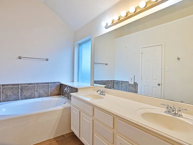 1073 Red Hawk Dr — Photo 18