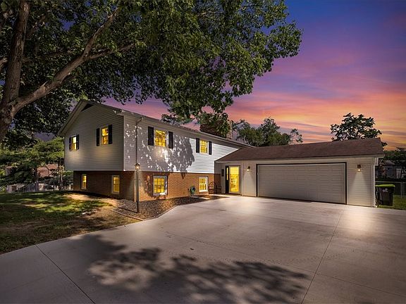 2nd image of 1525 Moorwood Dr