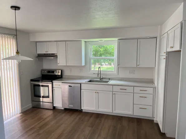 800 Glenhaven Ln, Green Bay, WI 54301