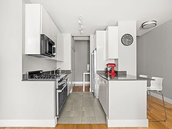 2nd image of 99 John St APT 908