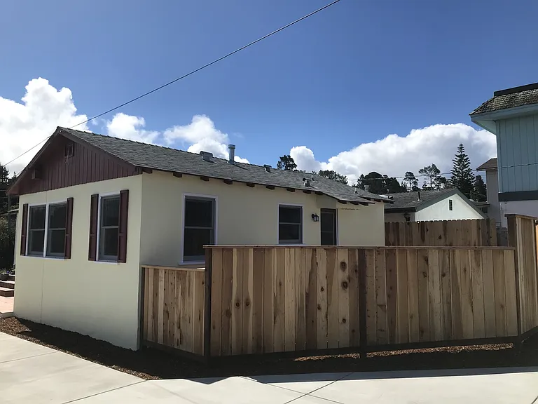 543 Kings Ave — Photo 2
