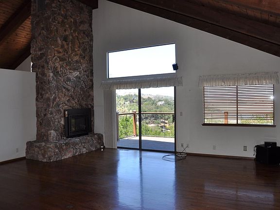 4th image of 17590 Holiday Dr