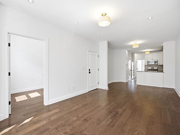 3rd image of 3184 Crescent St Floor 2