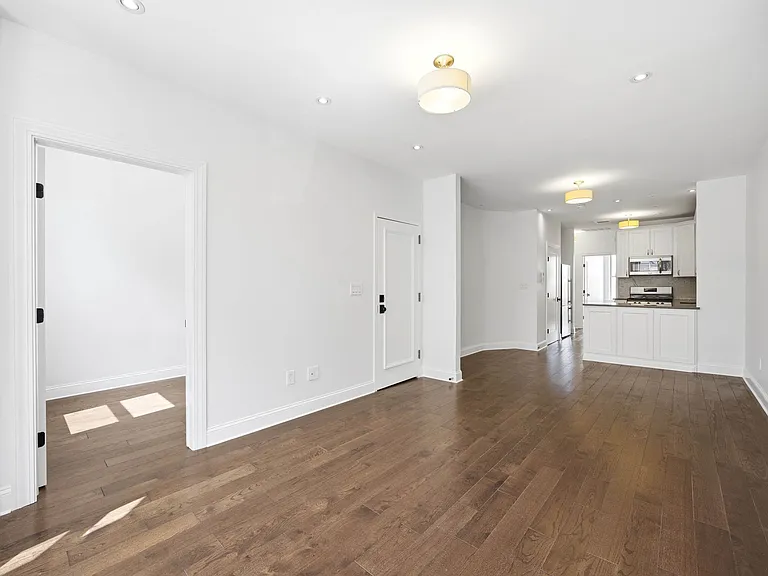 3184 Crescent St #2 — Photo 3