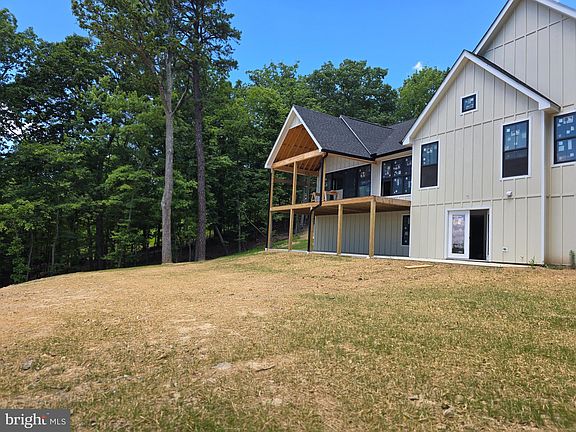 5th image of 333 Adelaide Cir