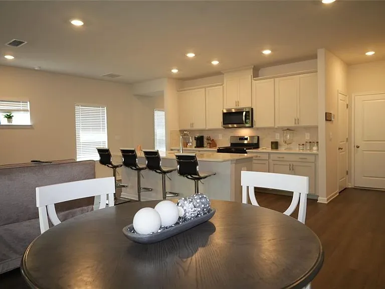 733 Gabby Point SW — Photo 5