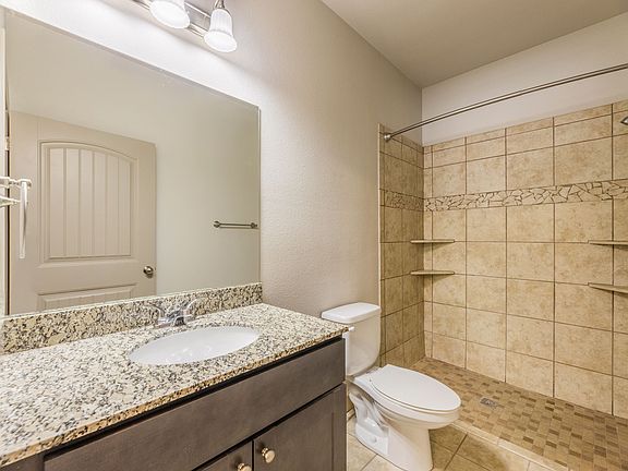 5th image of 512 E Akard Ave #100