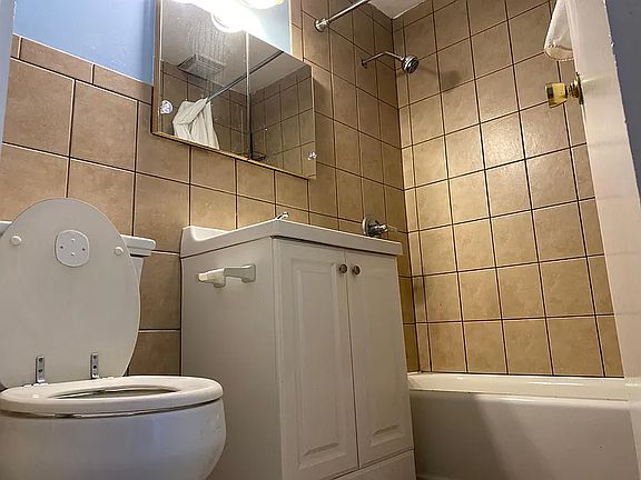 3rd image of 260 E 238th St Floor 2