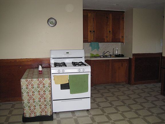 2nd image of 189 University Ave