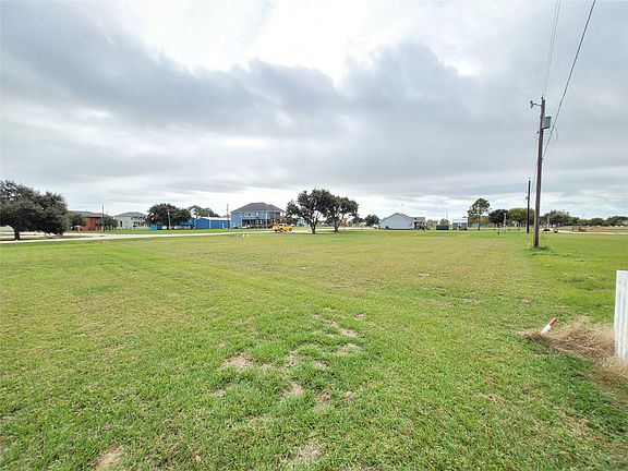 3rd image of 676 Calumet Dr