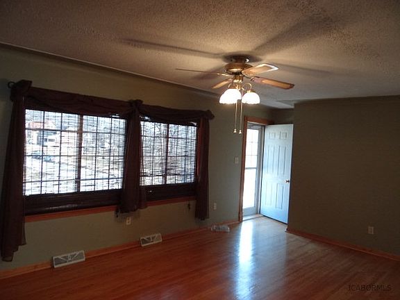 3rd image of 1919 S Circle Dr