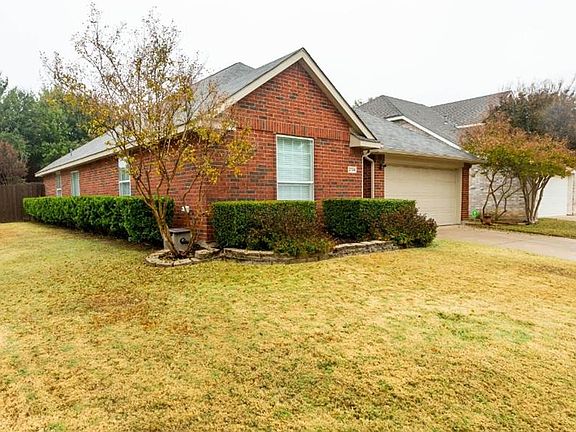 3rd image of 2724 Chatsworth Dr