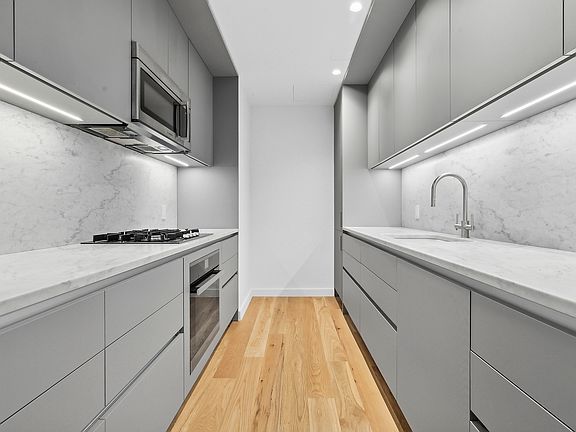 3rd image of 547 W 47th St Room 103