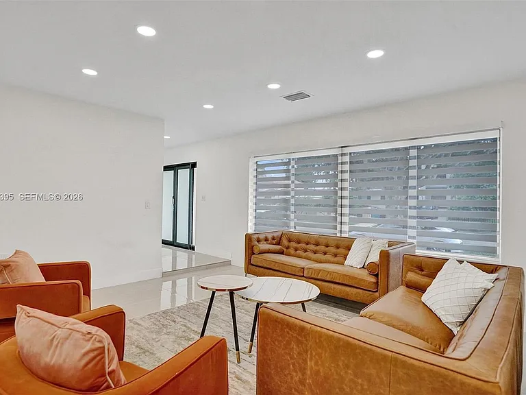 1141 N Northlake Dr — Photo 15