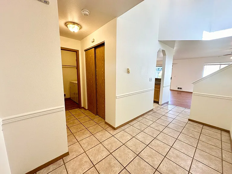 2103 N Yellowstone St — Photo 6