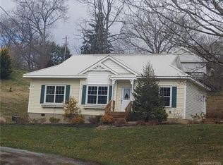 24 Orbit Pl, Clyde, NC 28721