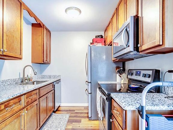 5th image of 2121 Silverbrook Dr #2B