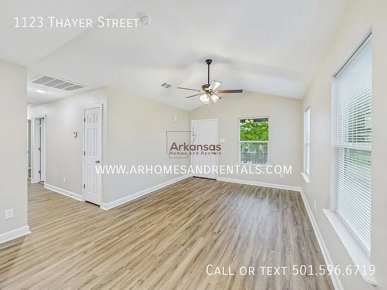 1123 Thayer St — Photo 2
