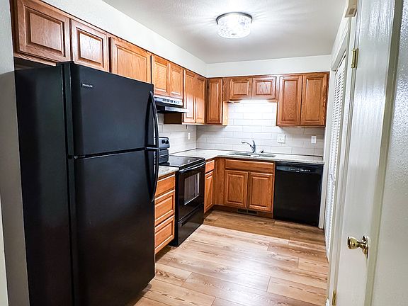 4th image of 220 E 8th Ave