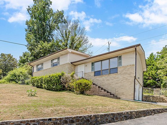 3rd image of 4033 Knollwood Dr