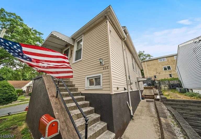 207 Van Winkle Ave — Photo 2