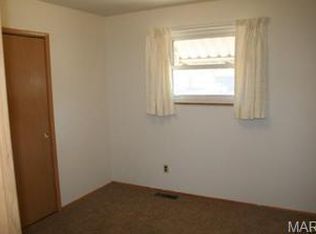 1630 Queens Dr, Florissant, MO 63031