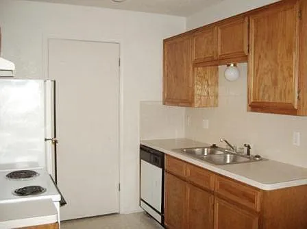 403 W Avenue D #B — Photo 2