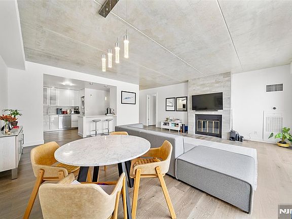 3rd image of 1077 River Rd #Penthouse 13