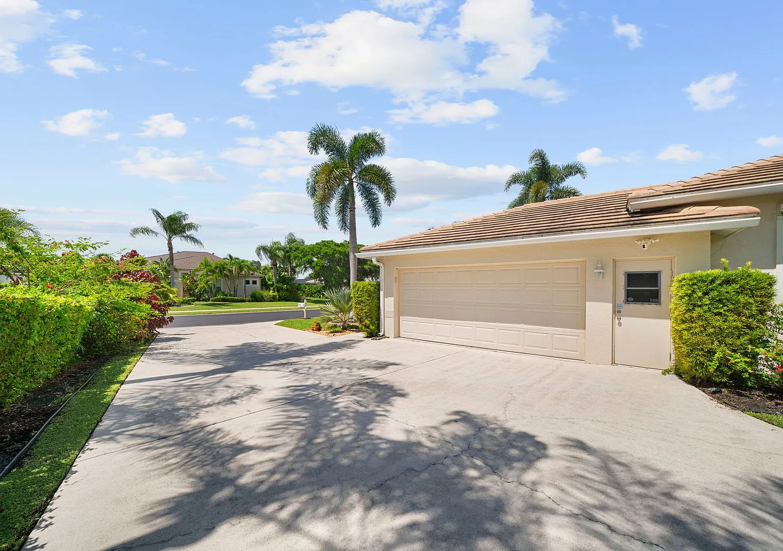 Amazing 4 bedrooms 2 1/2 bath with a pool and serene lake view! — Photo 1