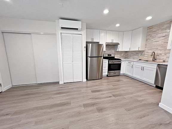3rd image of 6469 Longridge Ave