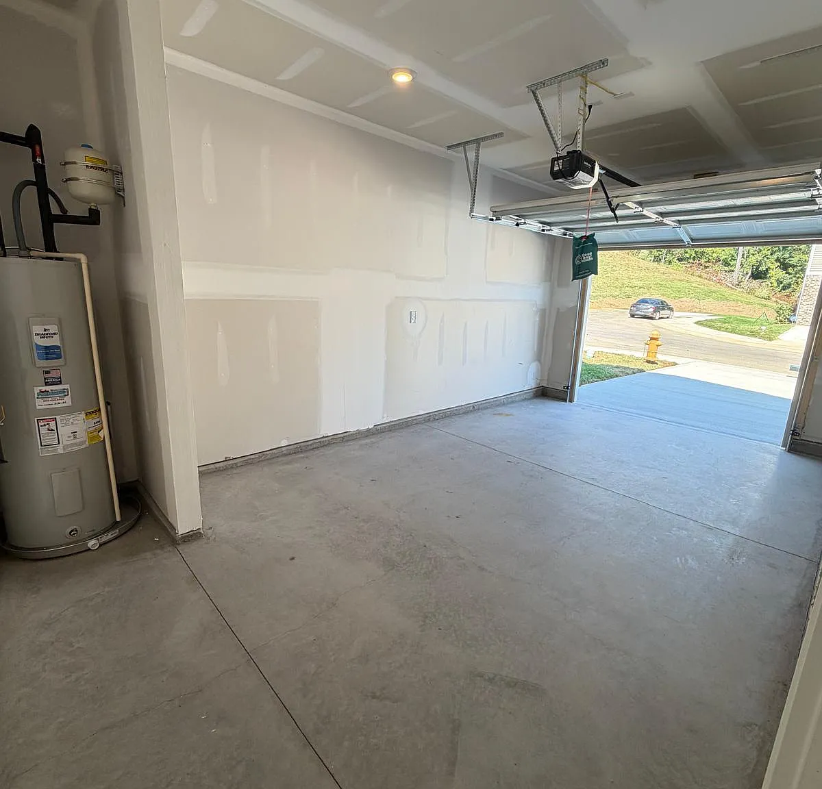 3 bed, 2.5 bath, 1381 sqft, $2,100 — Photo 1