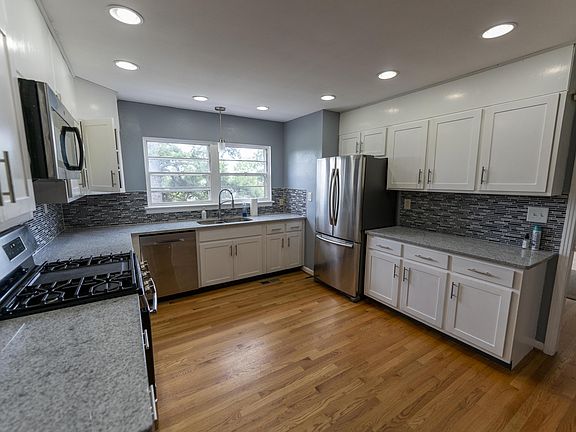 5th image of 813 Belvoir Hills Dr