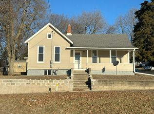 621 S Dixon Ave, Dixon, IL 61021