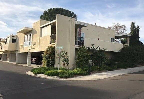 Corner unit - 3 steps to entry. No one above or below - single level