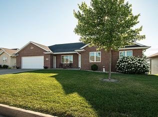290 Lezlie Dr, Peosta, IA 52068