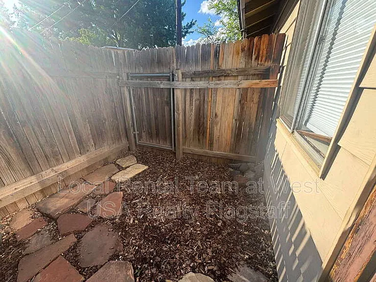 2219 E Dortha Ave #5 — Photo 16