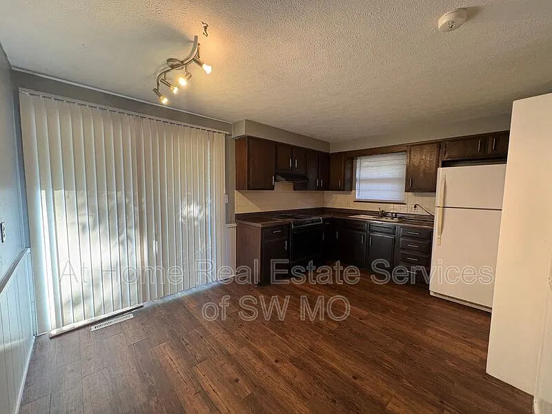 2 bed, 1.0 bath, $880 — Photo 3