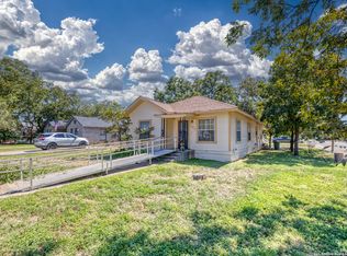 137 W Garden St, Uvalde, TX 78801