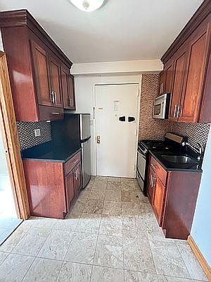 2nd image of 250 W 100th St APT 900