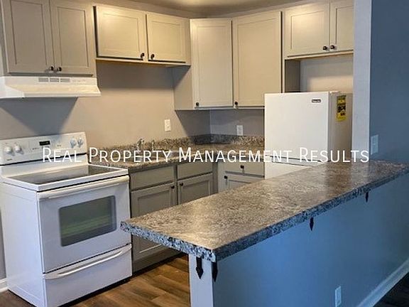 5th image of 613 Village Ln APT 17