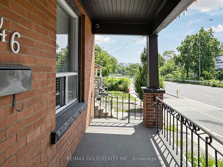 746 King St W — Photo 2